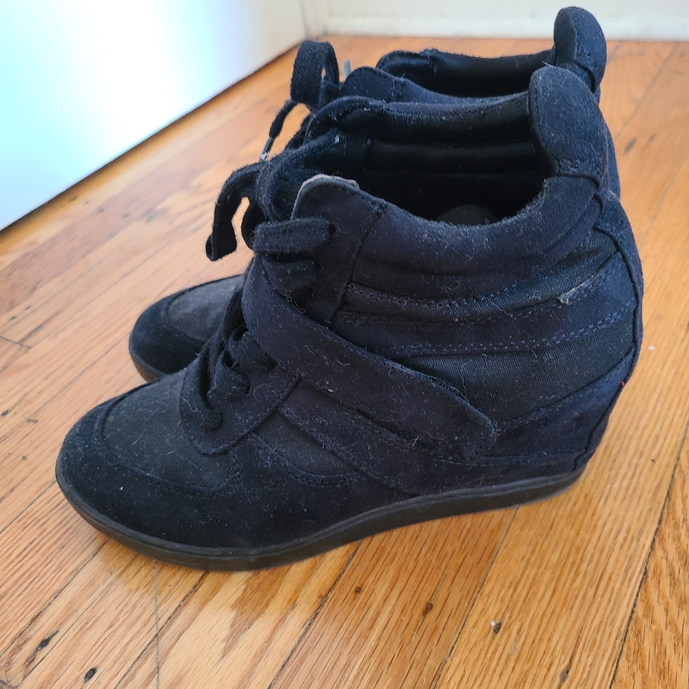 Black wedge sneakers